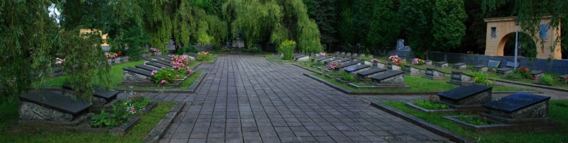 Волонтёры из Львова ухаживают за могилой Героя Советского Союза Владимира Борсоева