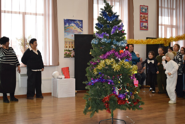 Дед Мороз и снегурочка поздравили с наступающим Новым Годом